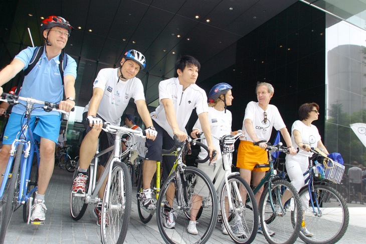 スウェーデン大使（左端）、北京五輪自転車銀メダリスト長塚智広さん（中央）も合流