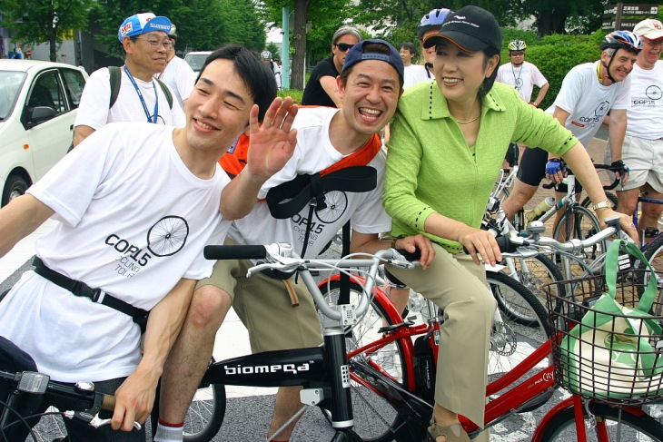 小池百合子議員も電動アシスト自転車で参加