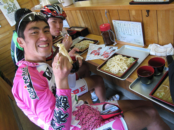 休憩所で名物のそばを食べるこ~ぢさん