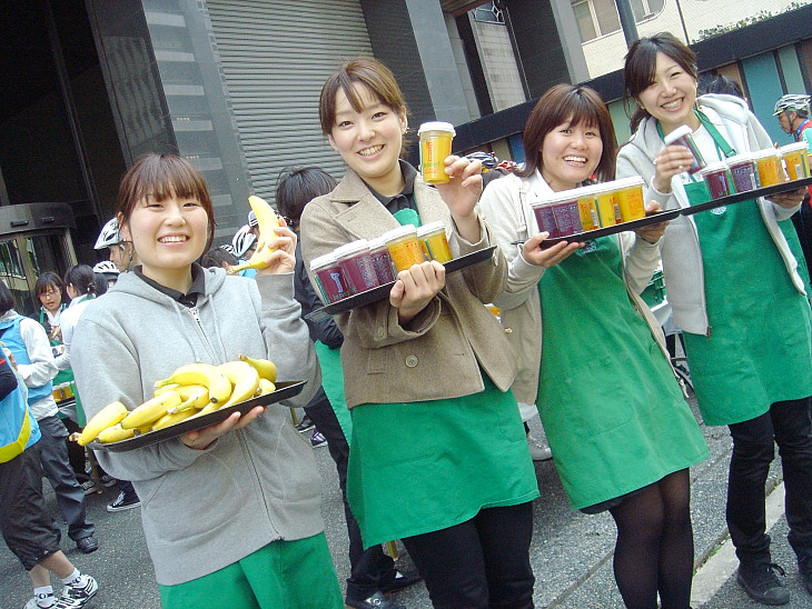 「補給をどうぞ～」とスターバックスコーヒーのスタッフたち