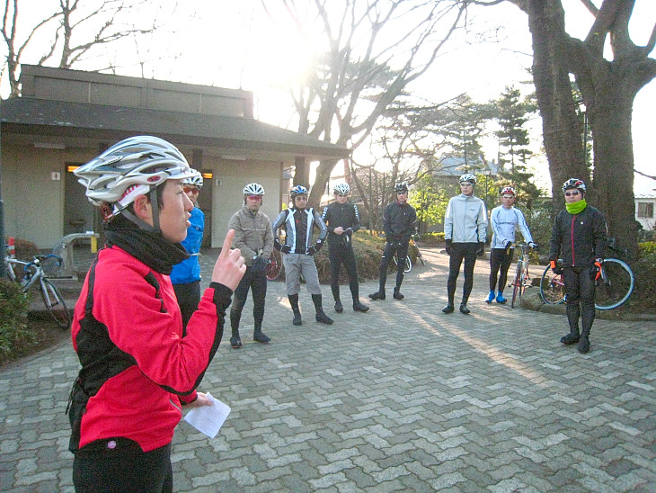 早朝に狛江市の集合場所からスタート。まずは走行上の注意点を説明する高島真希子さん