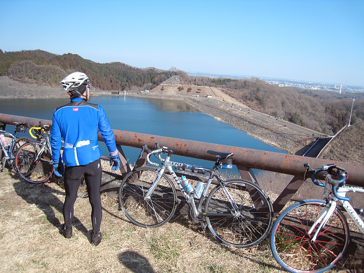 城山ダムに到着。見晴らしの良いところで休憩だ