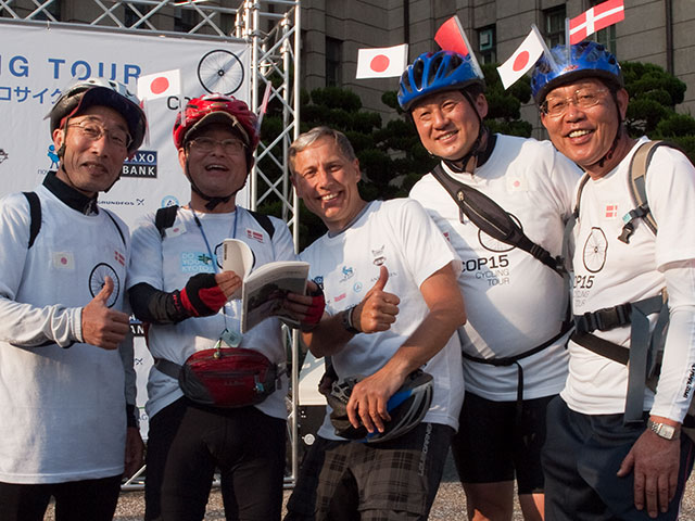 41年前に自転車でスライドを持参した青年（当時）達。「今も現役やで〜」と子供の様にはしゃいだ