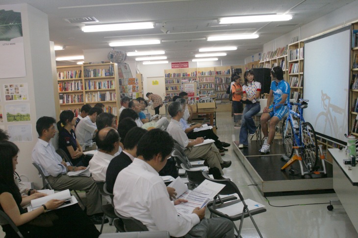 説明会の向こうに立ち読み客が・・違和感がおもしろい