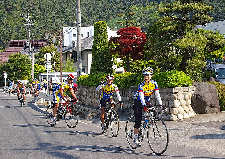 150人のライダーが少しづつ間隔をあけて出発します。復路も頑張って下さい。