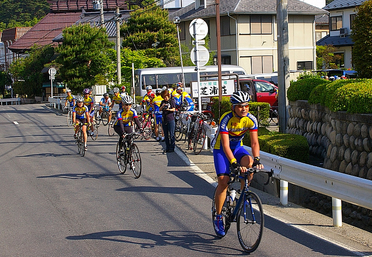 150人のライダーが少しづつ間隔をあけて出発します。復路も頑張って下さい！