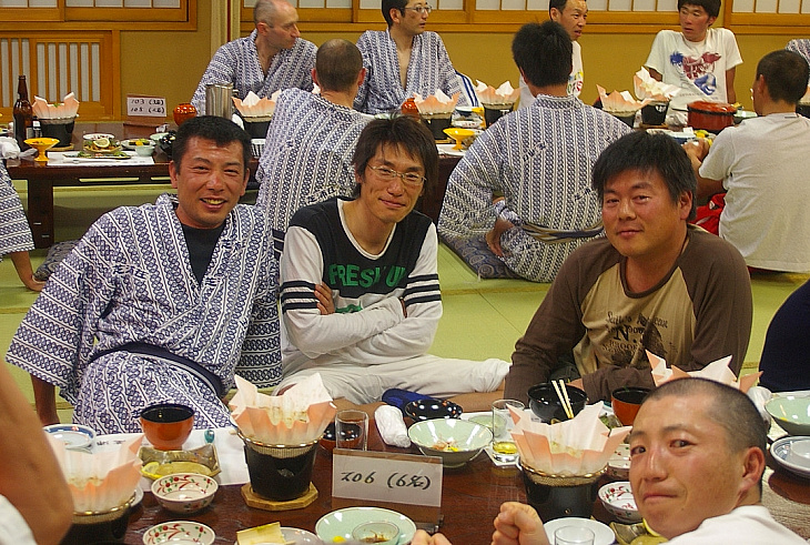芝浦荘の夕食。男性ばかりのせいか(笑)、高校の修学旅行みたいに賑やかでした。