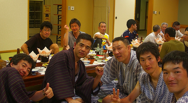 芝浦荘の夕食。男性ばかりのせいか（笑）、高校の修学旅行みたいに賑やかでした。