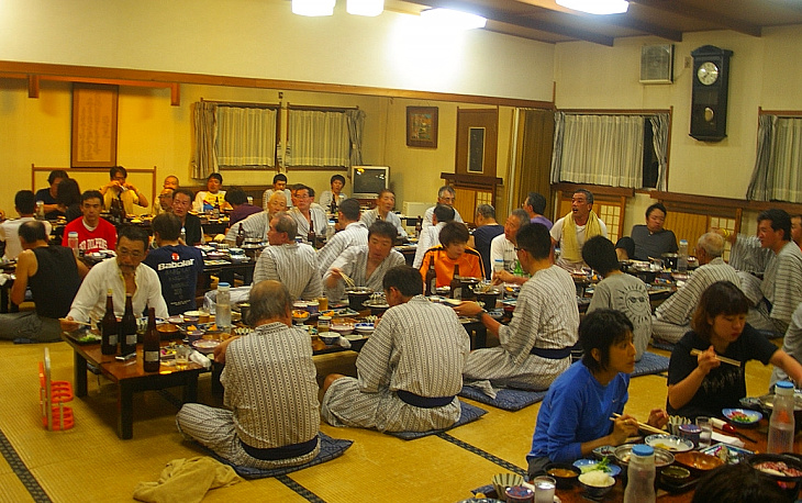 富田屋の夕食。こちらは会社の社員旅行といった雰囲気です。