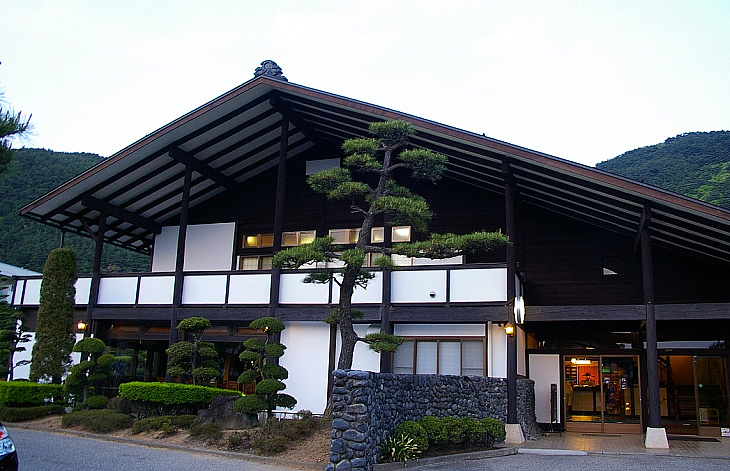 メインの宿となる芝浦荘。毎年お世話になっているとのことで、旅館の方の対応も気持ちよかったです。