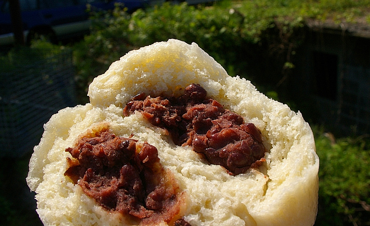 餡がぎっしり入っていますが、皮だけ食べてもおいしいです。