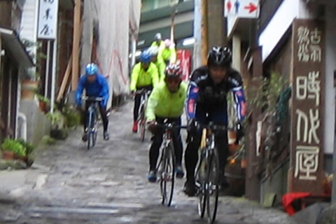 名物「石畳の坂道」を駆け下りるBコース。サスペンションのあるMTBで参加?と思いきや、ロードバイクで走る強者も多い