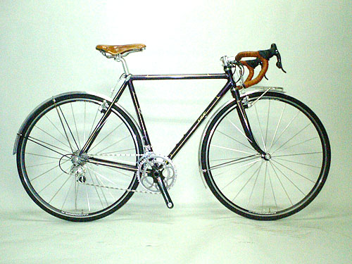 絹自転車製作所のオーダーメイド・スポルティーフ SS 14.5。同製作所の荒井正氏は、日本屈指のフレームビルダー。「片倉シルク」と聞けば、往年の自転車ファンで黙って過ごせる人はいないはず