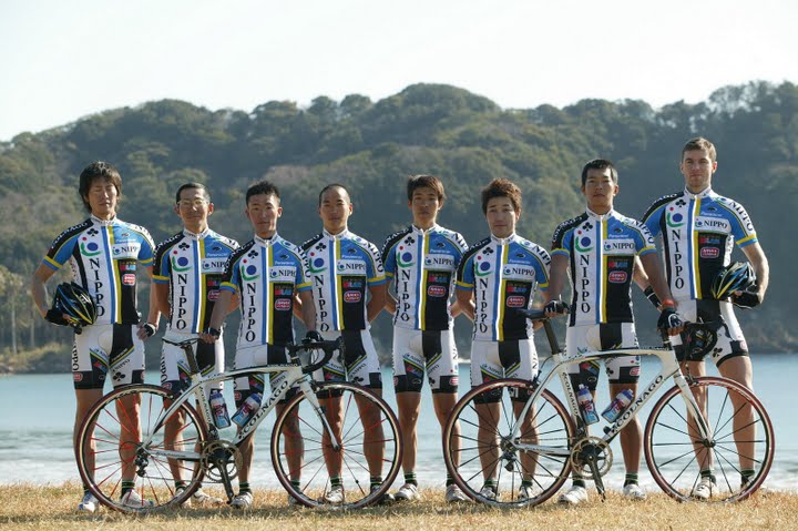 Team NIPPO-COLNAGOのメンバーとともに（左から２番目が真鍋）