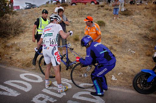 1級山岳モナチル峠の頂上手前でパンクし、ニュートラルサポートを受けるカデル・エヴァンス（オーストラリア、サイレンス・ロット）