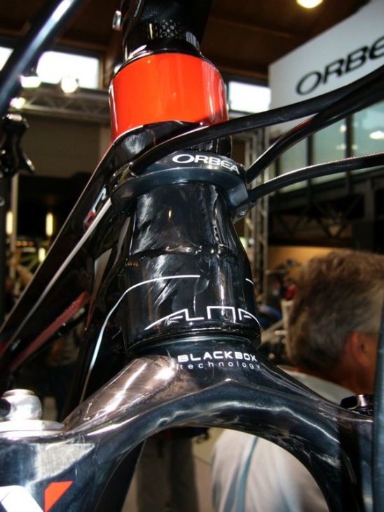 ORBEA ALMA G team ヘッドバッヂはおなじみのケーブル受けになっている