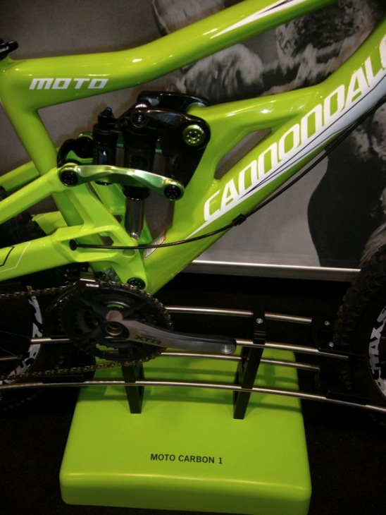 MOTO CARBON のピヴォット部 フレームにはカーボンが採用されている