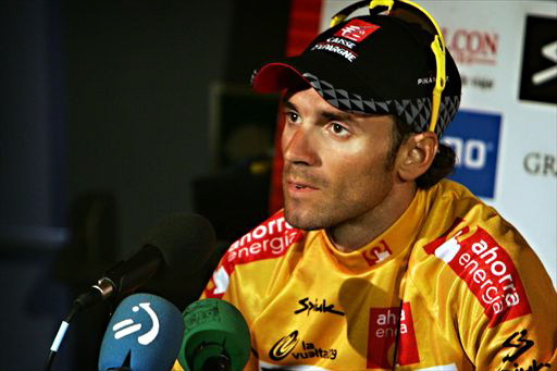 マイヨオロを着てレース後の記者会見に臨むアレハンドロ・バルベルデ(スペイン、ケースデパーニュ)
