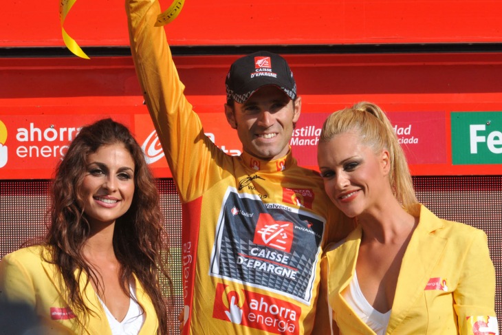 昨年ブエルタ・ア・エスパーニャで総合優勝を飾ったアレハンドロ・バルベルデ（スペイン、ケースデパーニュ）が笑顔で表彰台に上がる