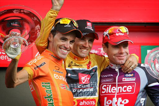 表彰台に上がる総合トップスリー、左から2位サムエル・サンチェス（スペイン、エウスカルテル）、優勝アレハンドロ・バルベルデ（スペイン、ケースデパーニュ）、3位カデル・エヴァンス（オーストラリア、サイレンス・ロット）