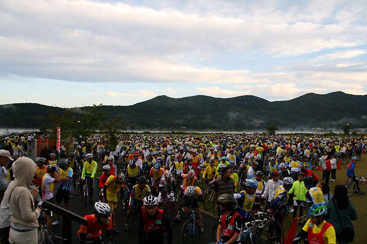 富士山一周サイクリングのスタートを待つ1,400人の参加者たち
