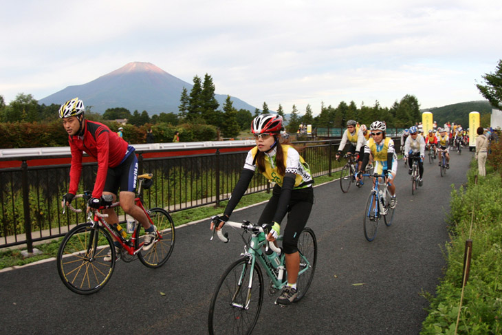 富士山に見守られてスタートする参加者の皆さん