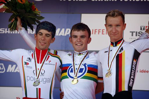 表彰台、左から2位ネルソン・オリヴェイラ（ポルトガル）、優勝ジャック・ボブリッジ（オーストラリア）、3位パトリック・グレッチュ（ドイツ）