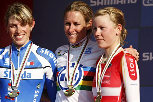 表彰台、左から2位ノエミ・カンテーレ（イタリア）、優勝クリスティン・アームストロング（アメリカ）、3位リンダ・ヴィルムセン（デンマーク）