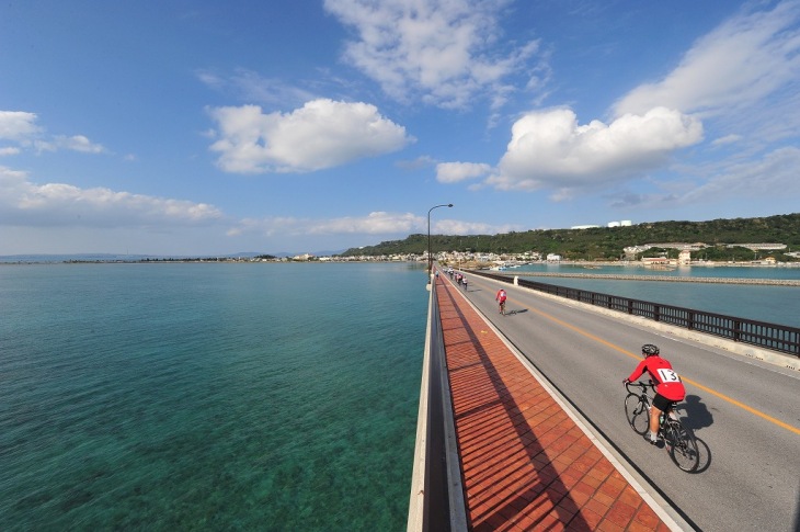 “海中道路ロードパーク”は海のド真ん中を走り抜ける爽快路