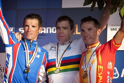 表彰台、左から2位アレクサンドル・コロブネフ（ロシア）、優勝カデル・エヴァンス（オーストラリア）、3位ホアキン・ロドリゲス（スペイン）