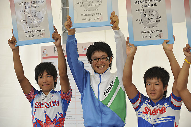 表彰台、左から2位中村弦太(広島・京都産業大学)、優勝中島康晴(福井・EQA・梅丹本舗・グラファイトデザイン)、3位嶌田義明(埼玉・チームブリヂストン・アンカー)