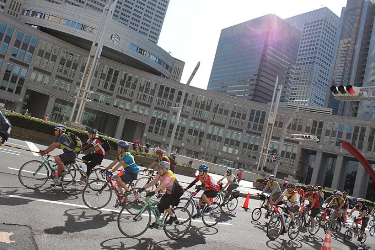 都庁前をスタートしていくサイクリストは絵になる光景だ