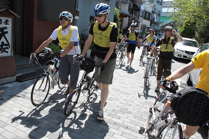 佃島の生活圏道路は自転車を押して歩きます