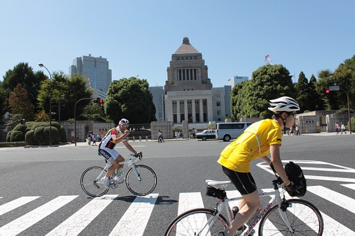 国会議事堂のまん前を通り過ぎる