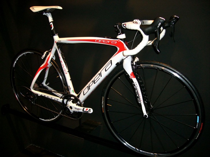 新型CANOVA Carbon レオナルドのようにボリュームアップし、逆オフセットフォークを採用
