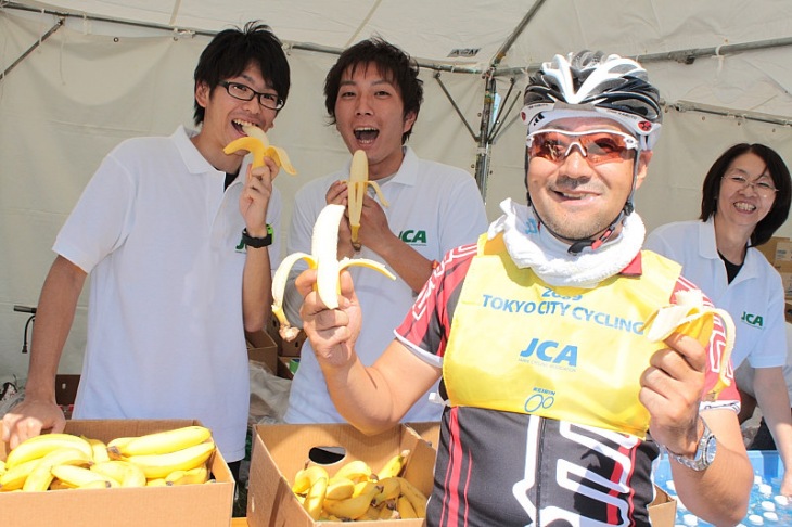 ｢みんなで食おうぜ！」　補給の無料バナナに大喜び