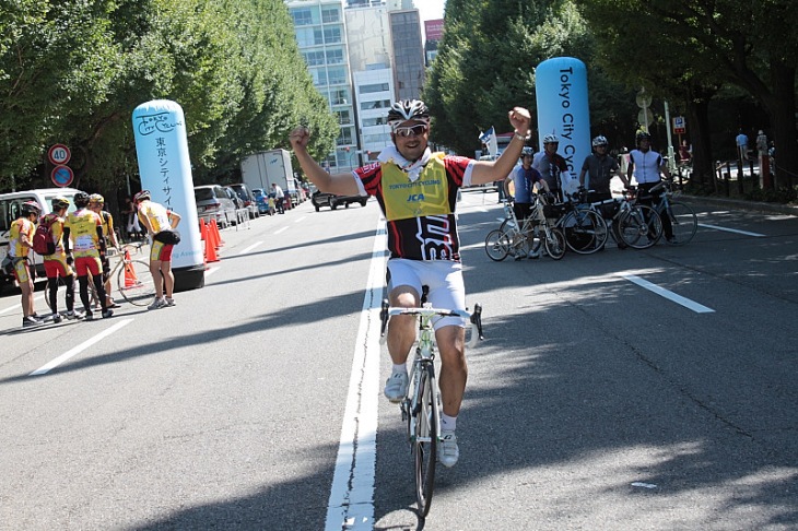「多摩湖のコースに比べりゃ都内の40kmは楽勝だぜ!」 外苑前、いちょう並木でゴール。完全に勝者の気分に浸っています