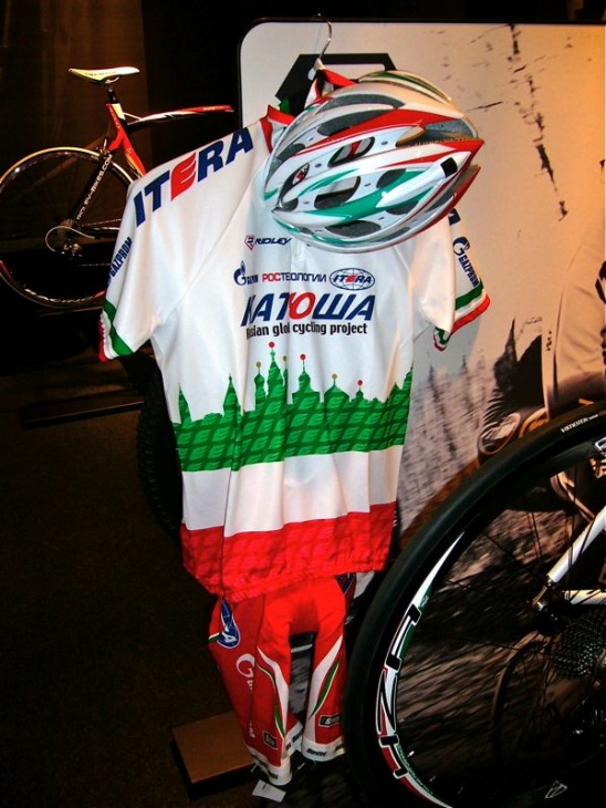 セットで販売されるイタリア選手権チャンピオンジャージ、ウェア、ヘルメット