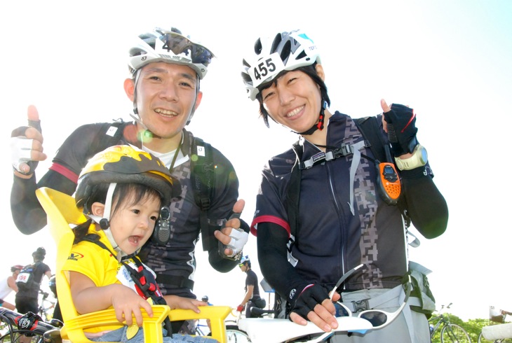 親子3人で走る佐藤さん一家!お母さんが娘を後ろに乗せて走っていました