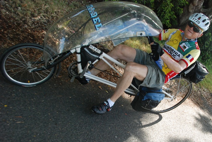 こんなクールなバイクを乗りこなすダンディは素敵!