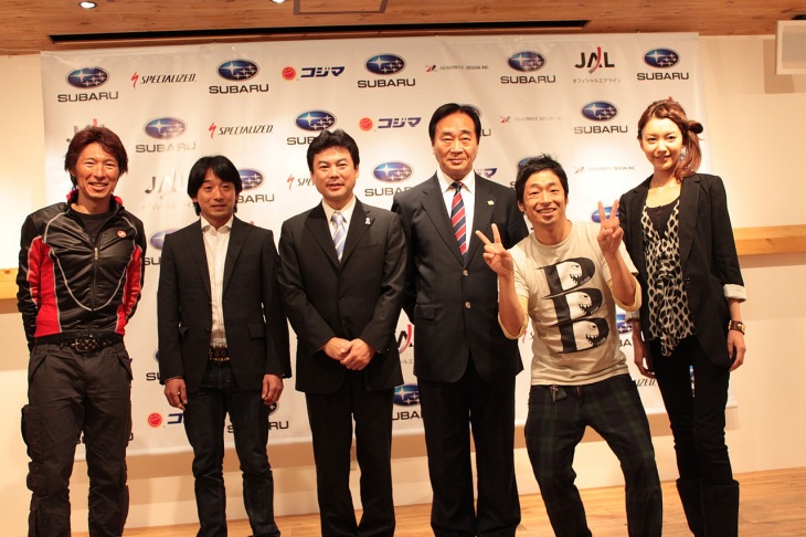 今中大介さん、片山右京さん、安田大サーカスの安田団長、大会PRキャラクターの大出千尋さん(モデル)、佐藤栄一宇都宮市長、日本自転車競技連盟の岩楯昭一会長