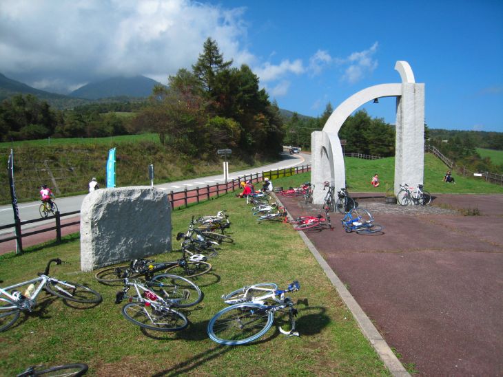 公園の片隅には屍累々…もとい参加者の皆さんの自転車がそこかしこに