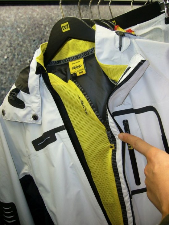 MAVIC アパレル 凝った造りだ