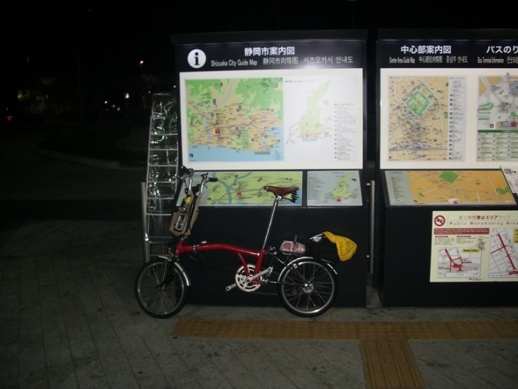 雨の静岡駅、2時半ごろなので人はいない