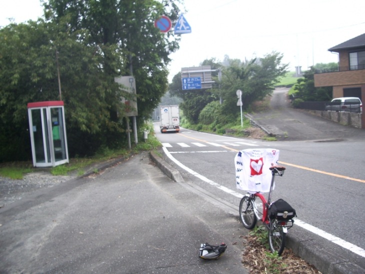 夜も明けた金谷の峠、補給と休憩中に、ジャージの雨と汗を乾かす