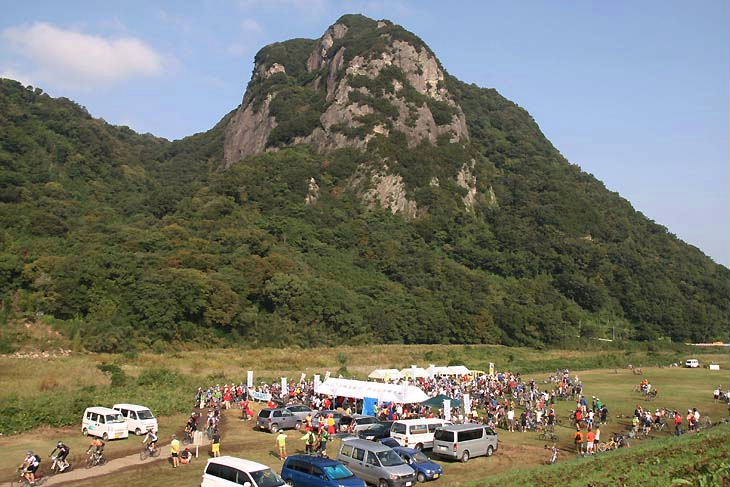 メイン会場の伊豆の国市 中島運動公園。バックには城山がそびえ立つ