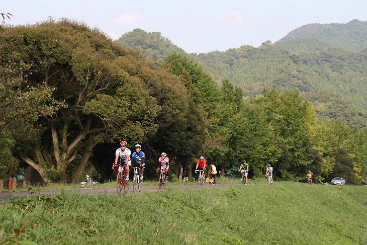 狩野川の堤防を走り、修善寺へと向かう