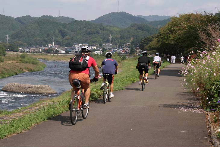 前半のヒルクライムは終了、再び狩野川に沿って走る