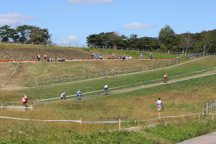 全日本選手権の会場は牧草地帯のアップダウンだ