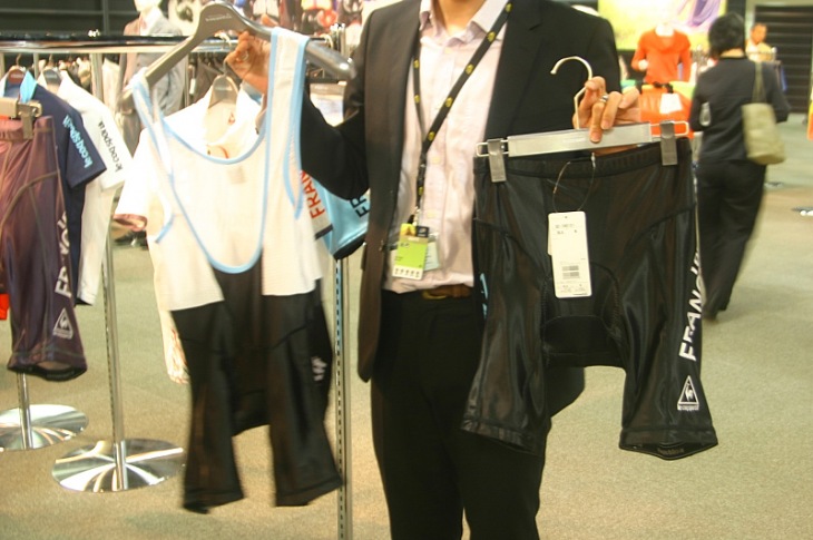 Tete de la course パンツは本格的なビブとショーツタイプを用意